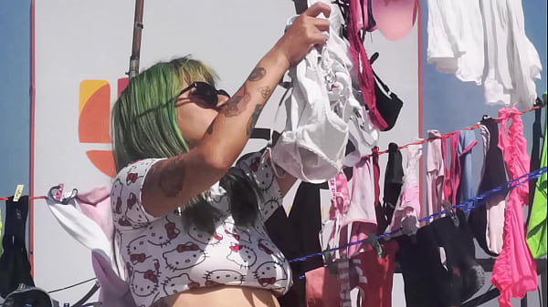 Mi vecina le gusta usar minitangas