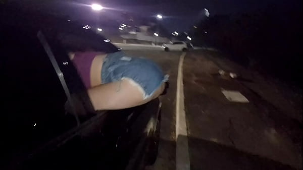 Play MP4 - Esposa bunda de fora para estranhos meterem nela em p&uacute;blico&excl;