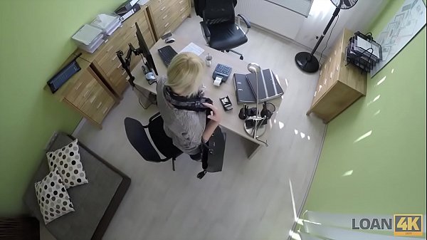 LOAN4K. Belle jeune femme donne une tête et écarte_les jambes dans le bureau de prêt