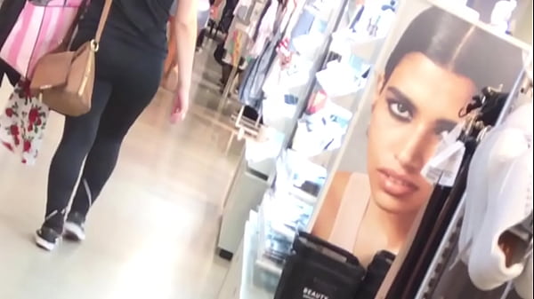 LATINA SPANDEX BOOTY CANDID 1 