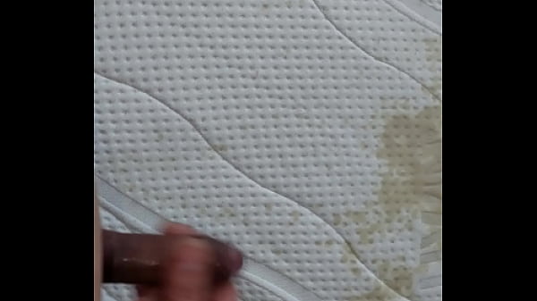 I piss on the mattress in bed and masturbate