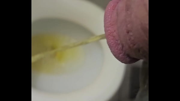 OSOFROZE teen stud pees in toilet