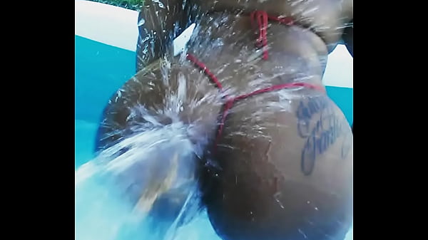 Nonton Soaking Wet In The Pool thumbnail