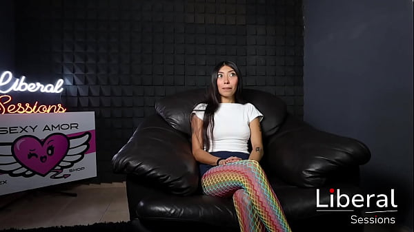 Nonton Chica Petite De 19 A&ntilde;os Prueba Una Verga Enorme En Su Ano thumbnail