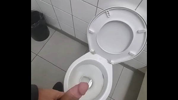 Batendo uma no banheiro da esta&ccedil;&atilde;o. 