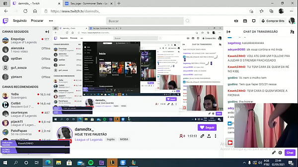 Novinho mostrando o cu na livr 