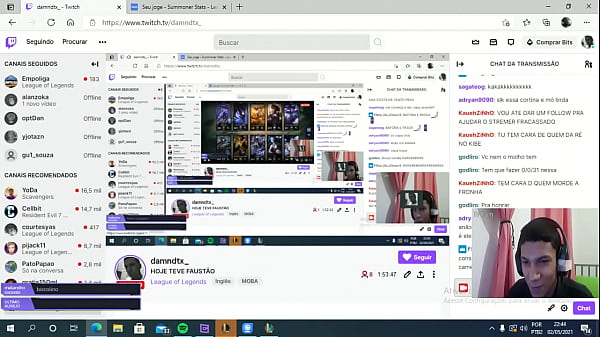 Novinho mostrando o cu na livr 