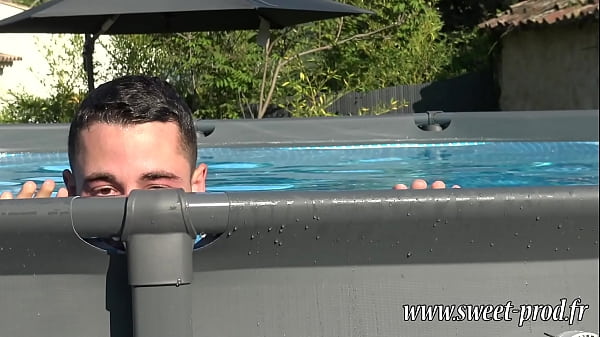 une milf francaise blonde de se fait prendre le cul par un jeune de 18 ans dans son jardin 