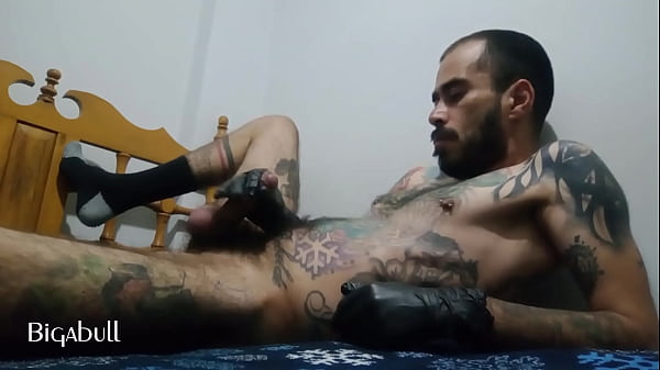 Mi verga dura palpitando mientras acaricio mis huevos gordos 