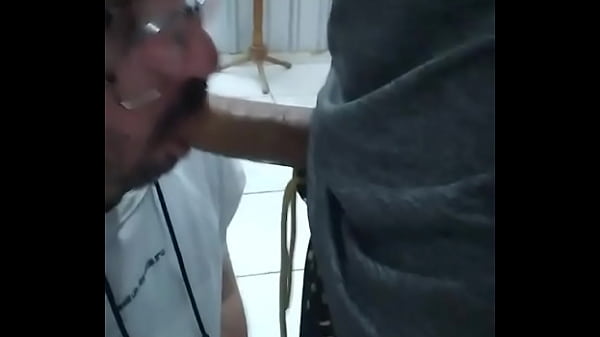 Play MP4 - Mamando no vesti&aacute;rio da academia&period;