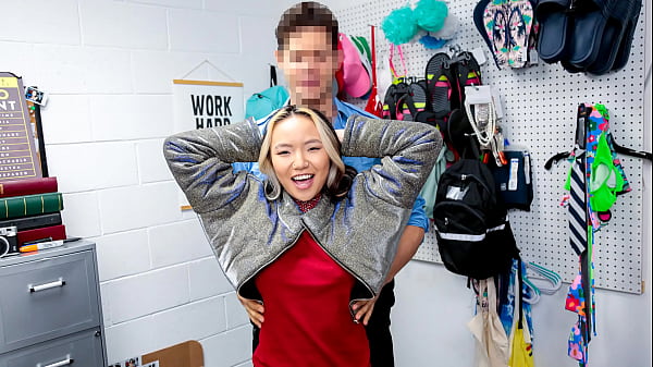 MallOfficerStops the Teen_for Wearing a Jacket that Seems_to Be Stolen Lifterhub