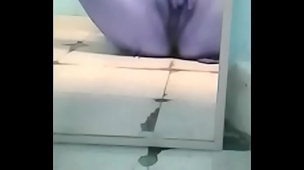 Me masturbo rico en el ba&ntilde_o