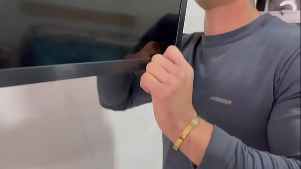 Play MP4 - Chamamos o &OpenCurlyDoubleQuote;Zelador&rdquo; pra fazer uns reparos na TV e ele quis foi dar o c&uacute;&period; Comi&comma; gozei e deixamos ele abert&atilde;o&period; &lpar;COMPLETO NO RED&rpar;