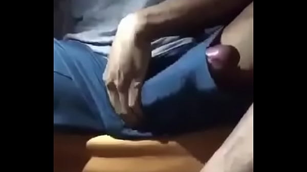 Pauzudo brincado com o pau na bermuda 