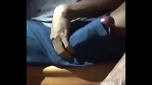 Pauz&atilde_o pulou pra fora do short e gozou