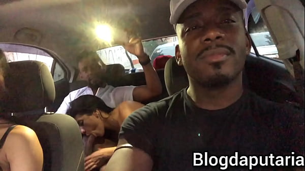 Casal inventa de foder dentro do carro do casal_porra loka e acabo dando_merda.: