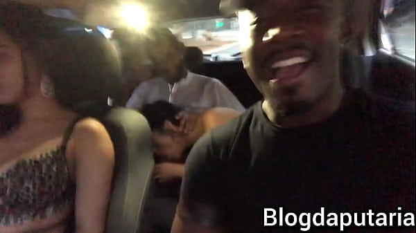 Play MP4 - Casal inventa de foder dentro do carro do casal porra loka e acabo dando merda&period;&colon;