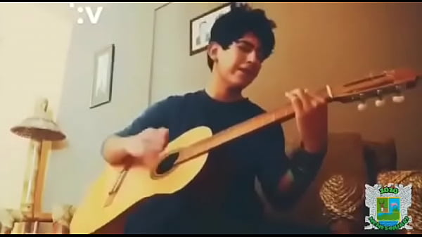 Ah chico le guste tocar guitarra