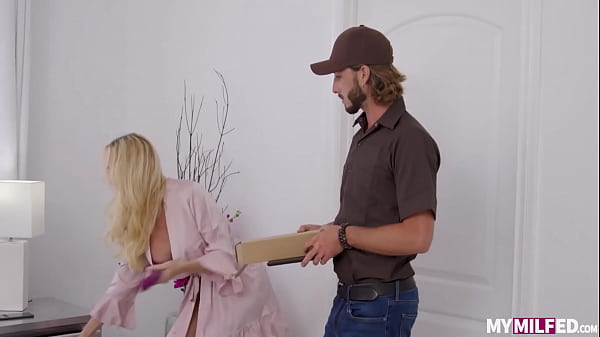 Play MP4 - Brandi Love Gets Special Delivery