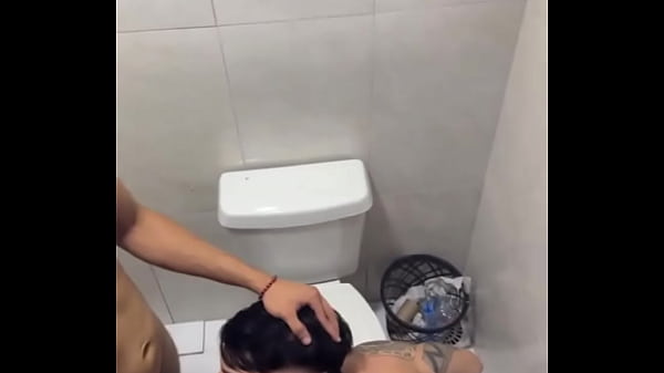 Play MP4 - Mamando mlk do pauz&atilde;o escondido no banheiro da balada&excl;