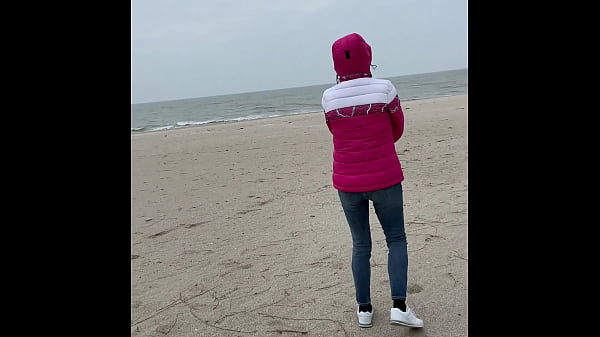 Nonton Stepmom On The Beach Pees And Shows Her Ass thumbnail