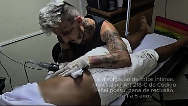 Tatuando o atendente e o volume dele crescendo