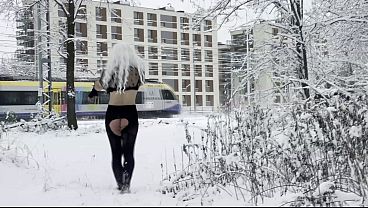 AMATEUR TRANS IN SNOW – PERVERT TRAIN DICK FLASH
