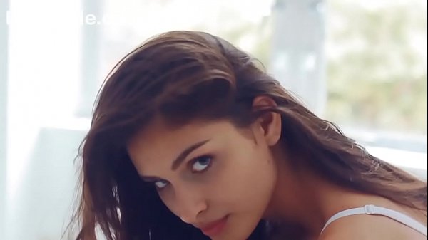 Super models stripteasedancing