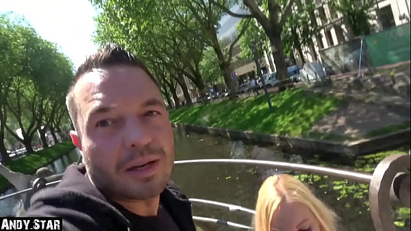 GEILE BLONDINE BL&Auml;ST SCHWANZ AUF DER K&Ouml;NIGSALLE IN DUESSELDORF 