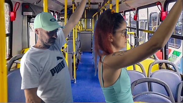 Play MP4 - Jovem estudante leva encoxada dentro onibus&excl;