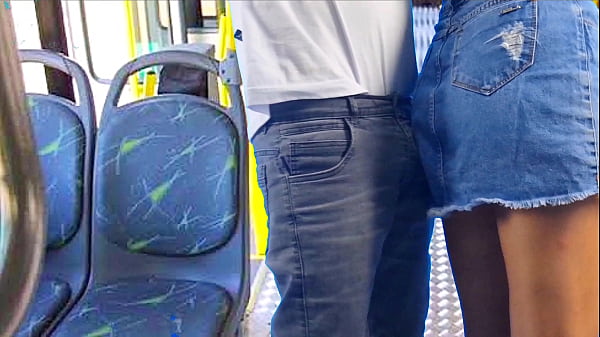 Jovem estudanteleva encoxada dentro onibus