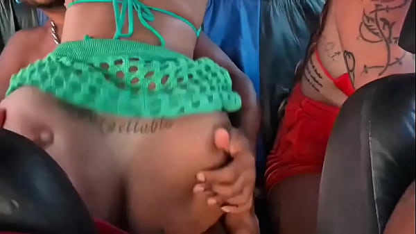 Amigos fazem suruba dentro do carro em movimento 