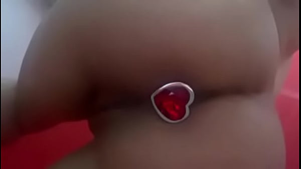 Culona con plug anal