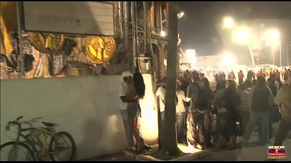 Play MP4 - Comeu a mina na atr&aacute;s do samb&oacute;dromo de SP