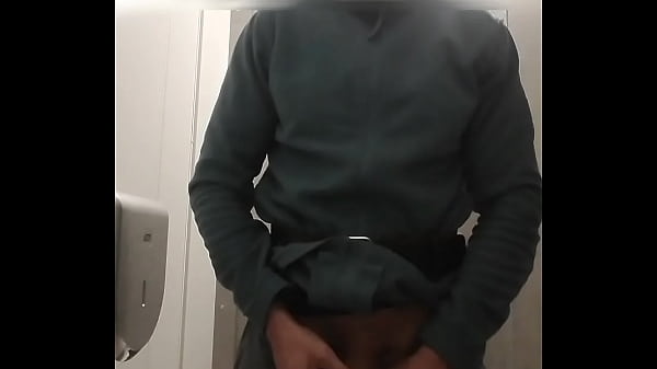 Play MP4 - pipi dans les toilettes de la salle de sport&comma; uro&period;