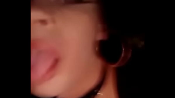 Play MP4 - Crossdresser bem vagabunda fazendo dopping com dois machos e levando leitada