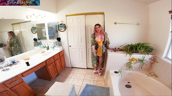 Play MP4 - Hot wife fucks the contractor for a cheap remodel