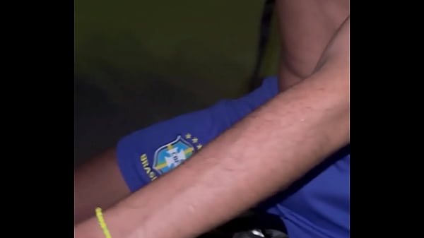 Fui dar uma volta no parque a noite e acabei sendo enrrabado por um pauzudo que estava l&aacute;. - Free 