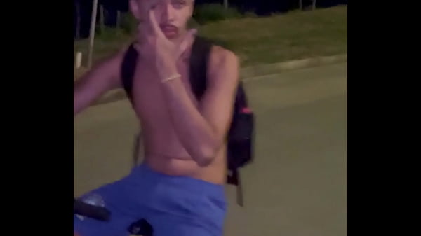 Fui dar uma volta no parque a noite e acabei sendo enrrabado por um pauzudo que estava l&aacute. – Free