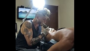 Ele deitou na maca gemendo com a agulha e acabou me seduzindo Ele deitou na maca gemendo com a agulha e acabou me seduzindo