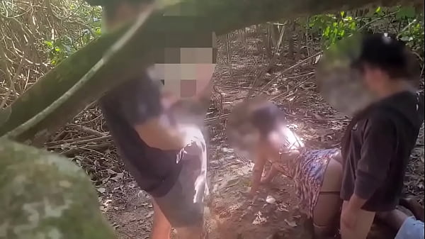 Play MP4 - Esposa dan&ccedil;ando na frente de desconhecido na frente do marido