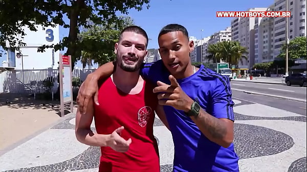 Play MP4 - Dois novinhos cariocas fodendo o gringo russo