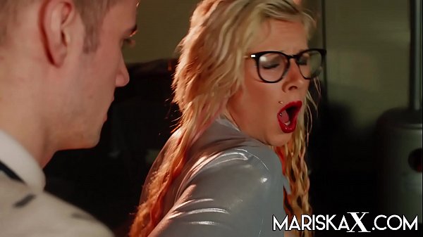 Play MP4 - MARISKAX Hot MILF Tina plays while her husband is away