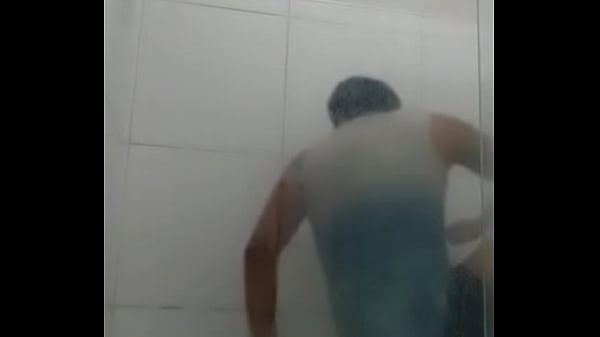 Play MP4 - Negro arrastando o cu no chuveiro e gozando &lpar;ASSISTA ATE O FINAL&quest;&rpar;