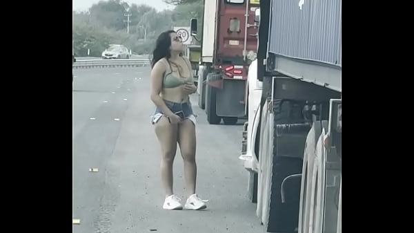 Play MP4 - exhibicionismo en la carretera con traileros