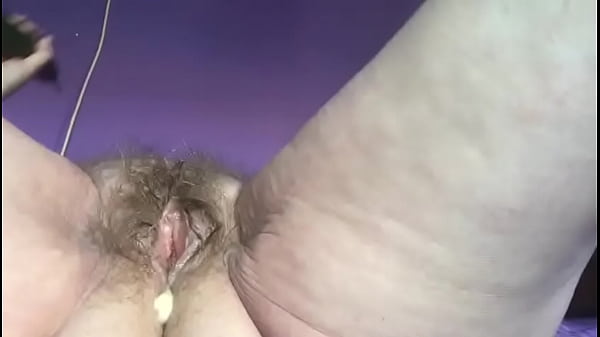 Play MP4 - Oma neukt kut met komkommer