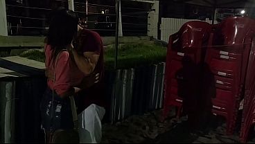 Fui dar uma voltinha na praia e acabei pagando um boquete enquanto o marido assistia 