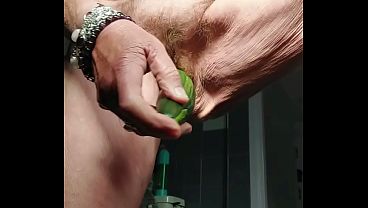 Oma neukt harige kut met komkommer