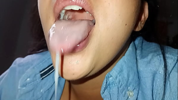 Play MP4 - Colegiala recibe toda la leche en la boca despu&eacute;s de clases&comma; succiona y masajea la polla con la lengua hasta lograr la garganta profunda &excl;&excl;&excl; Incre&iacute;ble &excl;&excl;&excl;