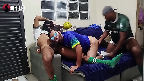 Meus Amigos Vieram Assistir O Jogo Em Casa E Acabamos Nos Pegando thumbnail